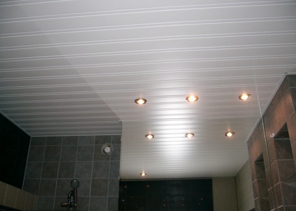 Как сделать алюминиевый потолок для ванной своими руками?