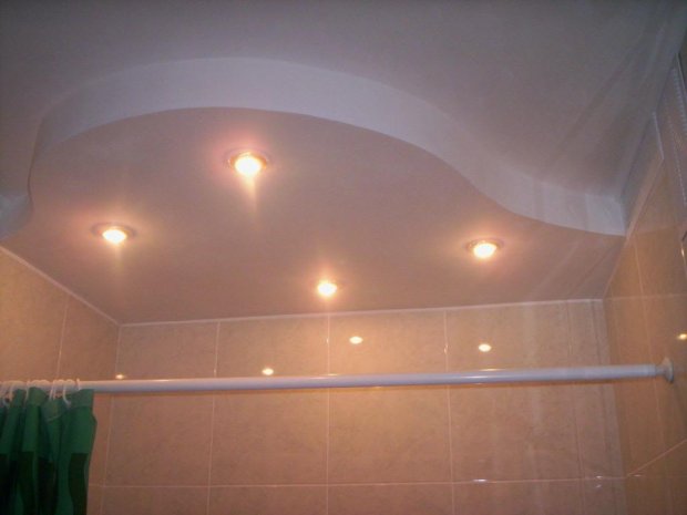 Как выровнять потолок в ванной своими руками?