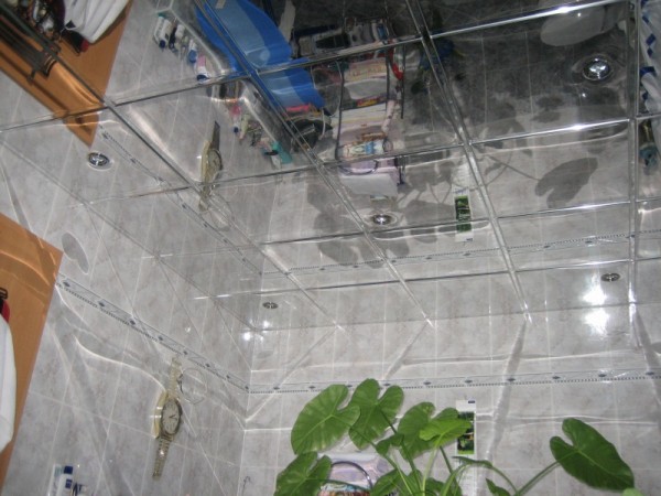 Зеркальный потолок в ванной – основные характеристики