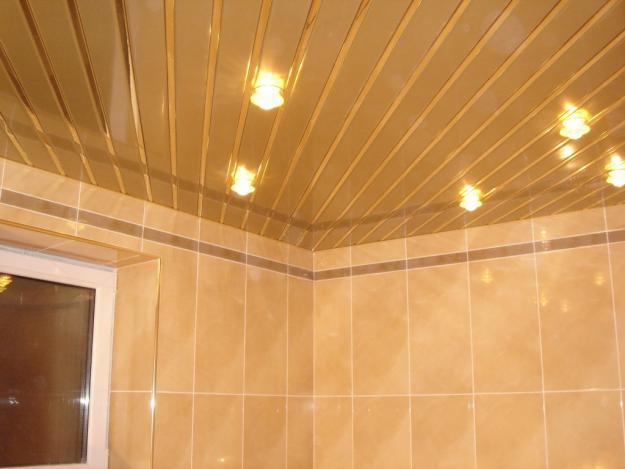 Варианты отделки потолка в ванной комнате