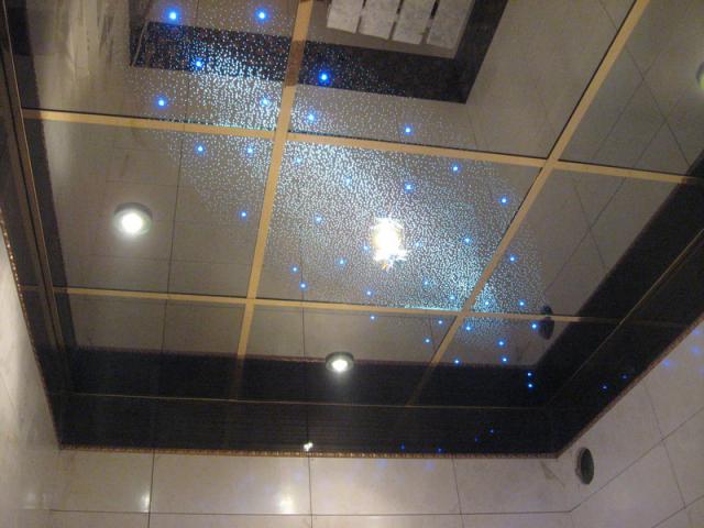 Зеркальный потолок в ванной – основные характеристики